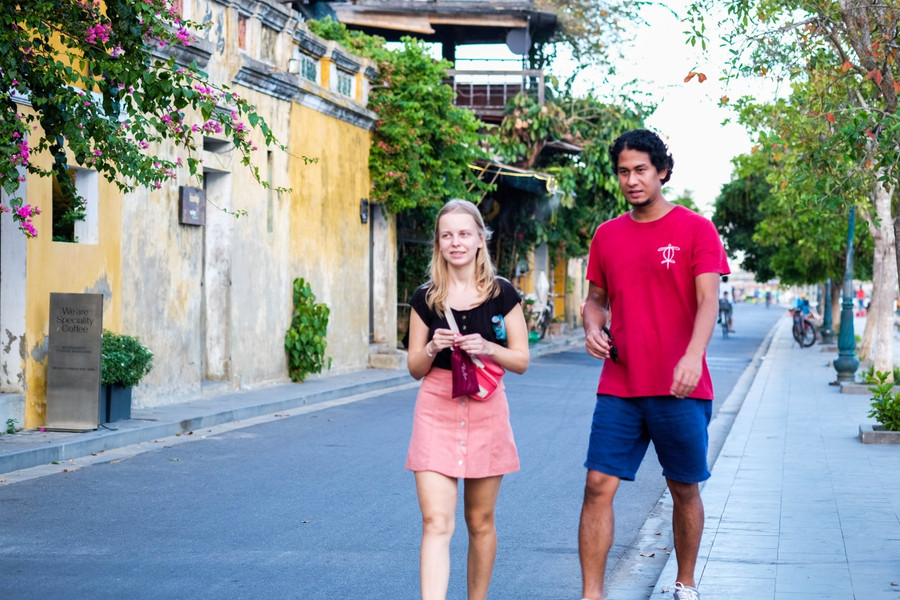 Thi thoảng bắt gặp những du khách nước ngoài.