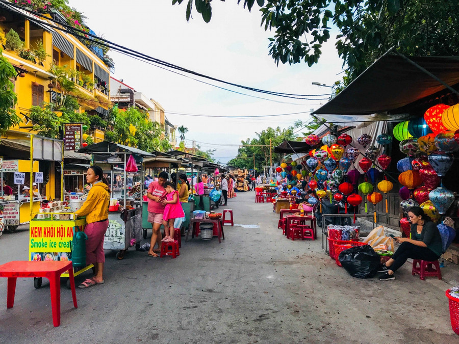 Những gian hàng ẩm thực tại đường Nguyễn Hoàng đã hoạt động.