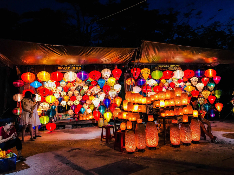 Những gian hàng bán đèn lồng