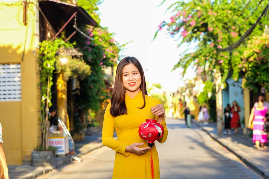 Tạo dáng cùng chiếc lồng đèn để chụp ảnh lưu niệm.