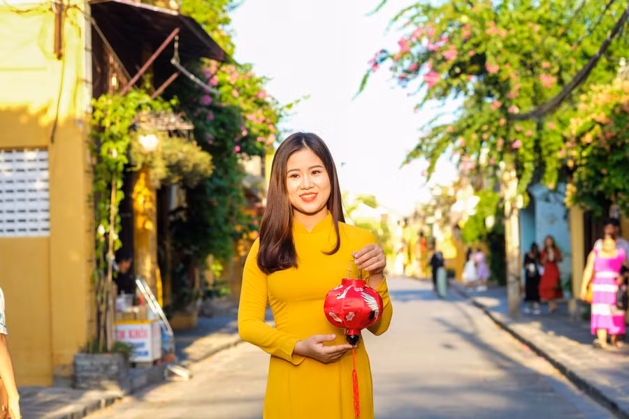 Tạo dáng cùng chiếc lồng đèn để chụp ảnh lưu niệm.