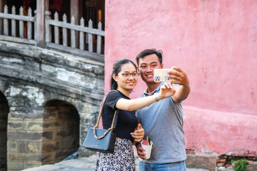 Đôi bạn trẻ check-in tại Chùa Cầu.