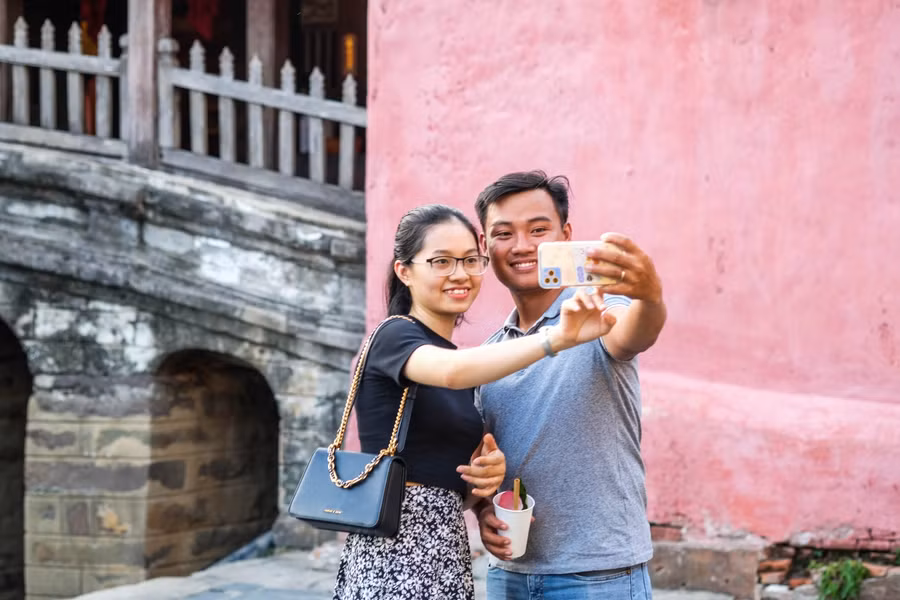 Đôi bạn trẻ check-in tại Chùa Cầu.