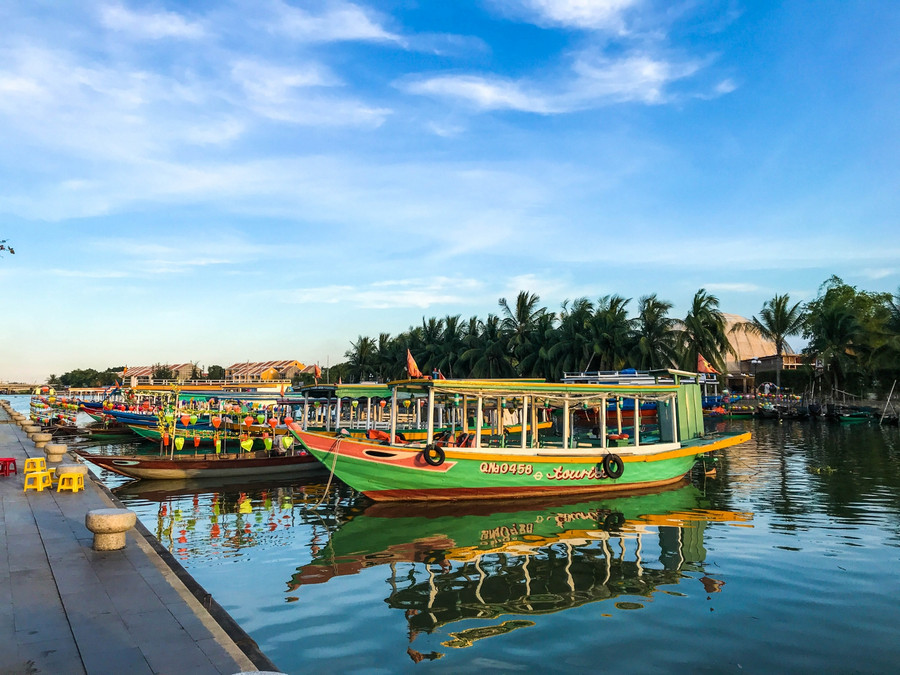 Những chiếc thuyền chở khách neo đậu trên sông Hoài.