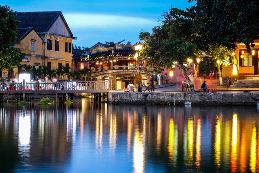 Chùa Cầu và dòng sông Hoài là những biểu tượng của phố cổ Hội An.