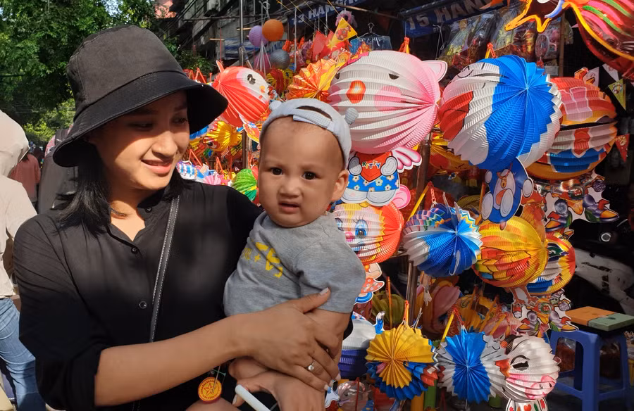 Không chỉ có người dân Hà Nội, các tỉnh thành lân cận đến phố Hàng Mã, những ngày này còn có nhiều du khách nước ngoài đến phố đồ chơi để tìm hiểu văn hóa của người Hà Nội.