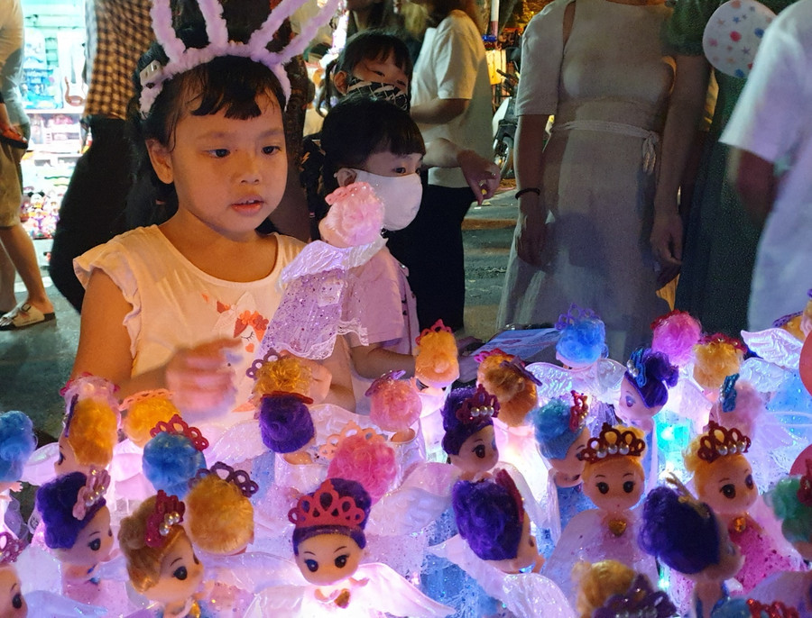 Những con búp bê công chúa muôn màu, nhấp nháy dễ dàng hút hồn những khách hàng “nhí” nữ. Chắc chắn tối đi chơi Hàng Mã sẽ theo các cô bé, cậu bé vào những giấc mơ đẹp như cổ tích. Những con búp bê công chúa muôn màu, nhấp nháy dễ dàng hút hồn những khách hàng “nhí” nữ. Chắc chắn tối đi chơi Hàng Mã sẽ theo các cô bé, cậu bé vào những giấc mơ đẹp như cổ tích.