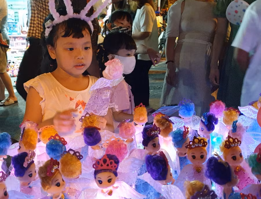 Những con búp bê công chúa muôn màu, nhấp nháy dễ dàng hút hồn những khách hàng “nhí” nữ. Chắc chắn tối đi chơi Hàng Mã sẽ theo các cô bé, cậu bé vào những giấc mơ đẹp như cổ tích.