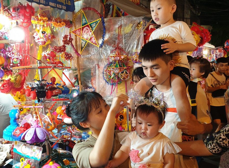 Nếu như đồ chơi truyền thống ẩn chứa nét đẹp văn hóa và phong tục người Việt Nam thì đồ chơi hiện đại lại tiện lợi, bắt mắt, giá cả hợp lý nên được nhiều người chọn mua. Nếu như đồ chơi truyền thống ẩn chứa nét đẹp văn hóa và phong tục người Việt Nam thì đồ chơi hiện đại lại tiện lợi, bắt mắt, giá cả hợp lý nên được nhiều người chọn mua.