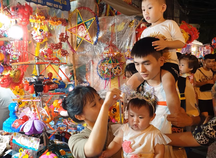 Nếu như đồ chơi truyền thống ẩn chứa nét đẹp văn hóa và phong tục người Việt Nam thì đồ chơi hiện đại lại tiện lợi, bắt mắt, giá cả hợp lý nên được nhiều người chọn mua.