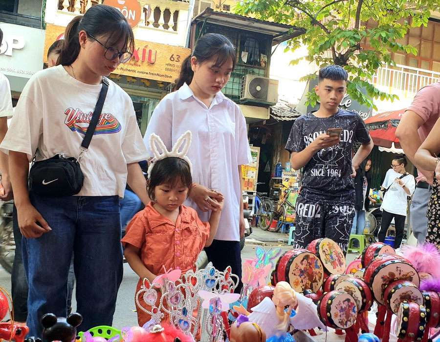 So với năm trước, giá các mặt hàng này hầu như không thay đổi, nhưng các chủng loại đồ chơi thì đa dạng hơn, chủ yếu là hàng Trung Quốc. Màu sắc rực rỡ, có đủ các loại cho mọi lứa tuổi từ 1 tuổi đến 15, 16 tuổi. Các em khó có thể rời bước khỏi các hàng đồ chơi mà không mua một món đồ cho riêng mình. So với năm trước, giá các mặt hàng này hầu như không thay đổi, nhưng các chủng loại đồ chơi thì đa dạng hơn, chủ yếu là hàng Trung Quốc. Màu sắc rực rỡ, có đủ các loại cho mọi lứa tuổi từ 1 tuổi đến 15, 16 tuổi. Các em khó có thể rời bước khỏi các hàng đồ chơi mà không mua một món đồ cho riêng mình.