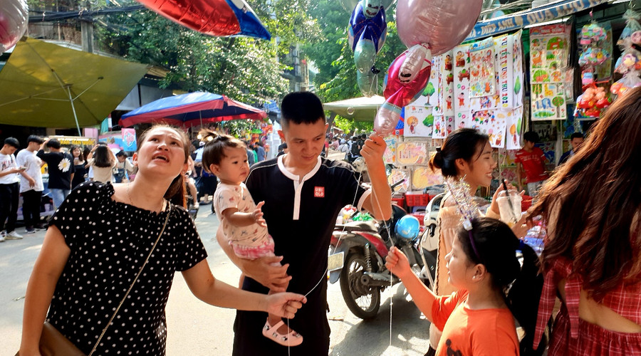 Tuy đồ chơi Trung Quốc chiếm thế thượng phong, nhưng nhiều người tiêu dùng năm nay ưu tiên chọn sản phẩm trong nước, vừa giúp con hiểu được văn hóa truyền thống, vừa có giá phải chăng. Tuy đồ chơi Trung Quốc chiếm thế thượng phong, nhưng nhiều người tiêu dùng năm nay ưu tiên chọn sản phẩm trong nước, vừa giúp con hiểu được văn hóa truyền thống, vừa có giá phải chăng.