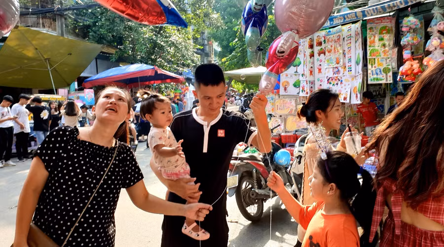 Tuy đồ chơi Trung Quốc chiếm thế thượng phong, nhưng nhiều người tiêu dùng năm nay ưu tiên chọn sản phẩm trong nước, vừa giúp con hiểu được văn hóa truyền thống, vừa có giá phải chăng.