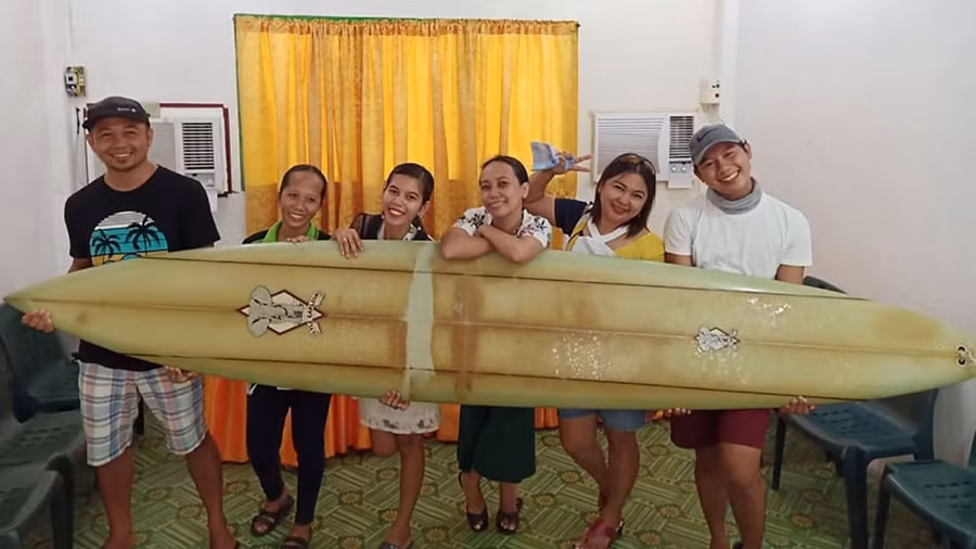 Ván lướt sóng ngả màu vàng sau khi trôi dạt quãng đường dài ở Thái Bình Dương.