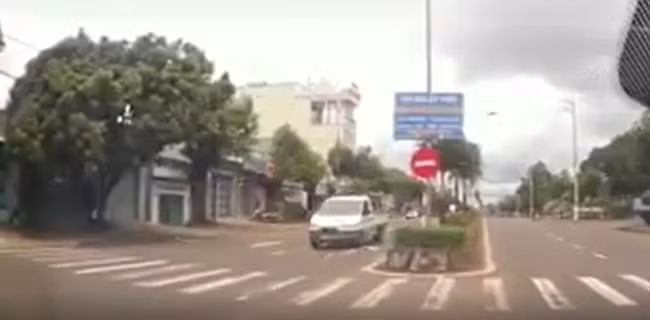 Thời điểm quay đầu xe, người con dâu này vẫn cần sự hướng dẫn bật đèn xi-nhan từ chồng mình.