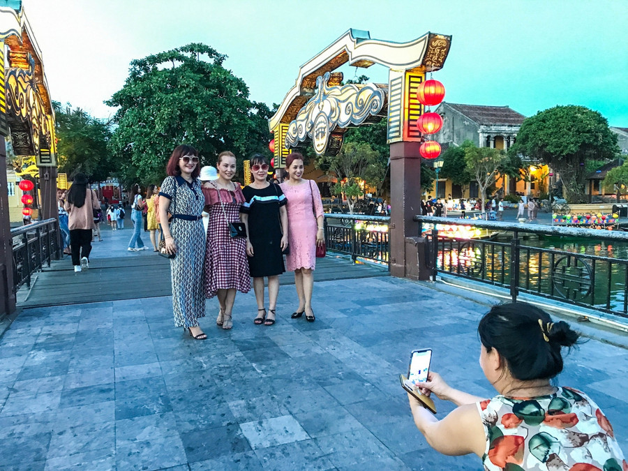 Du khách ở TP Đà Nẵng và các địa bàn lân cận đã đến phố cổ Hội An để tham quan chụp ảnh sau khi Hội An mở cửa trở lại.