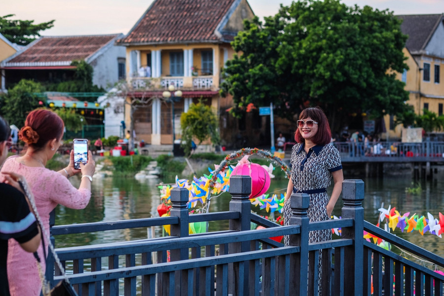 Du khách thoải mái check-in ở phố cổ.