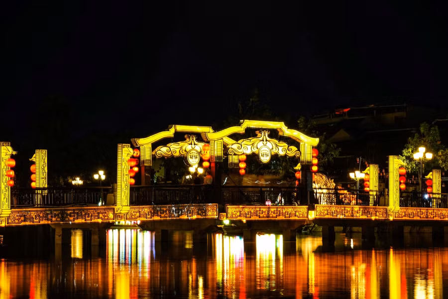 Cầu bắt qua sông Hoài trong phố cổ Hội An.