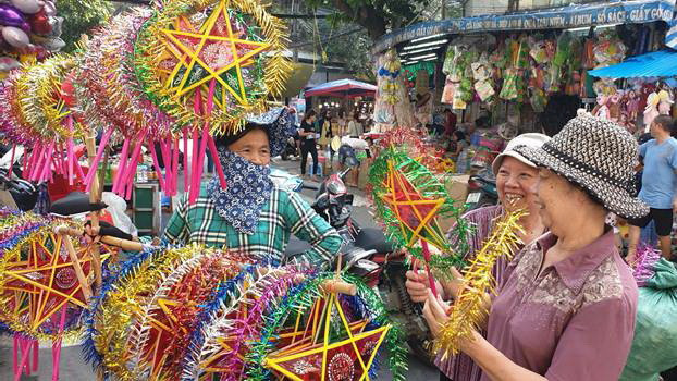 Không phải ai cũng thích đồ chơi ngoại. Và Đèn ông sao vẫn là lựa chọn hàng đầu của các bà cho những người cháu yêu thương của mình một món đồ chơi thuần Việt. Không phải ai cũng thích đồ chơi ngoại. Và Đèn ông sao vẫn là lựa chọn hàng đầu của các bà cho những người cháu yêu thương của mình một món đồ chơi thuần Việt.
