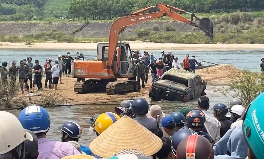 Chiếc xe cúng thi thi ông T. được trục vớt vào trưa 18/6. Ảnh CQCA.