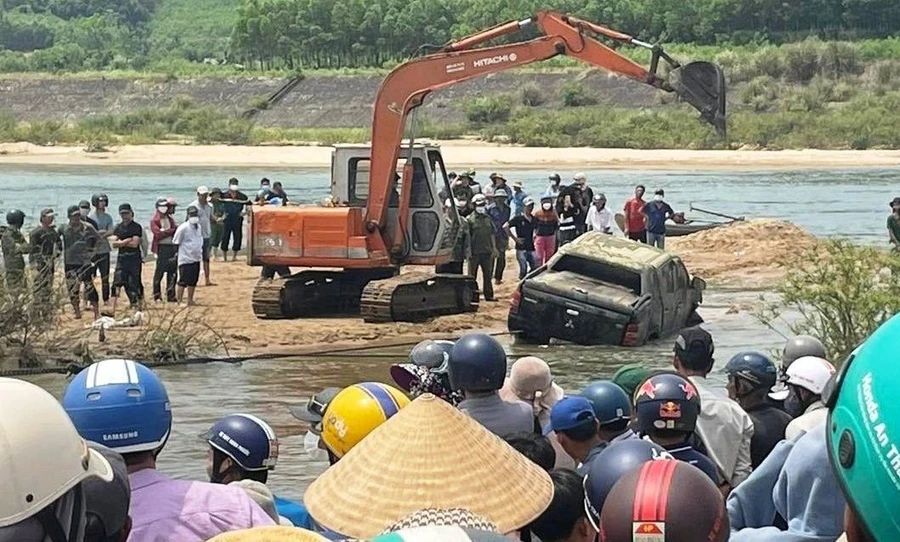 Chiếc xe cúng thi thi ông T. được trục vớt vào trưa 18/6. Ảnh CQCA.