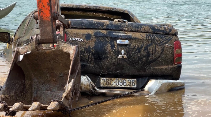 xe của ông T. được trực vớt vào trua 18/6. Ảnh CQCA. xe của ông T. được trực vớt vào trua 18/6. Ảnh CQCA.