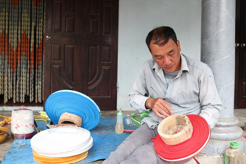 Tỉ mẩn từng nếp gấp trên khăn Tỉ mẩn từng nếp gấp trên khăn