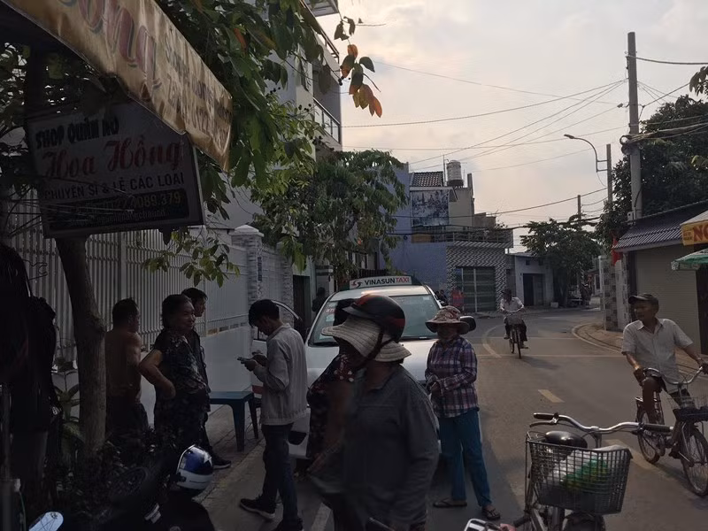 Đang khám xét nhà 