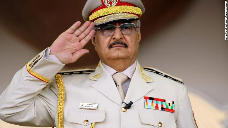 Tướng Khalifa Haftar trong một cuộc diễu hành quân sự ở Benghazi vào ngày 7/5/2018