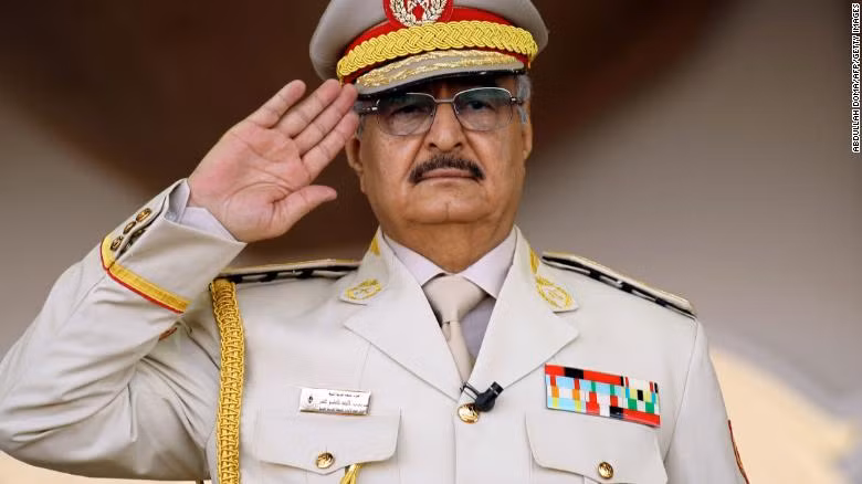 Tướng Khalifa Haftar trong một cuộc diễu hành quân sự ở Benghazi vào ngày 7/5/2018