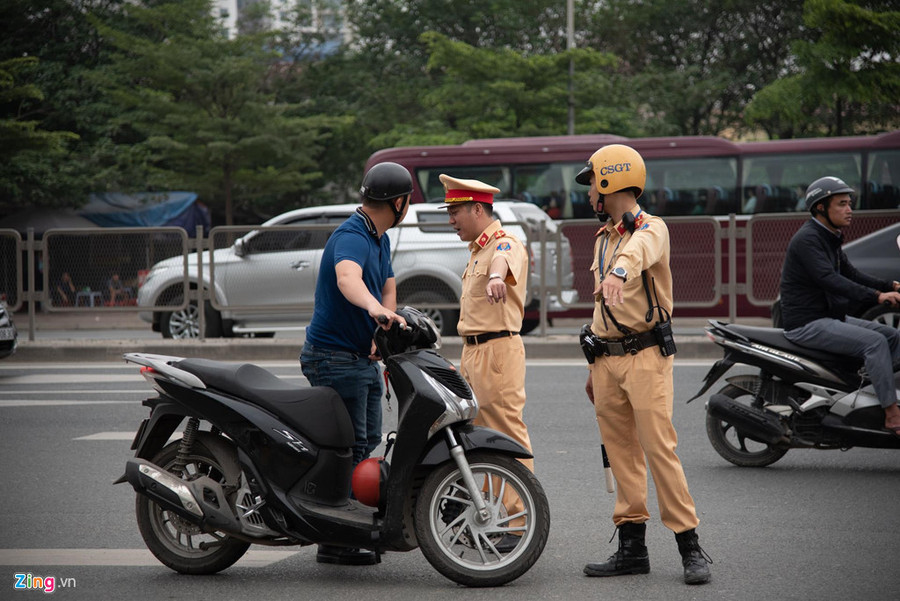 Các phương tiện là xe máy, xe thô sơ, xe ba gác di chuyển trên đường cao tốc sẽ bị phát hiện từ xa qua camera, sau đó Đội CSGT yêu cầu dừng xe, lập biên bản xử lý vi phạm. Tai xe xe may bo chay khi bi CSGT tuyt coi o duong cao toc tren cao hinh anh 2