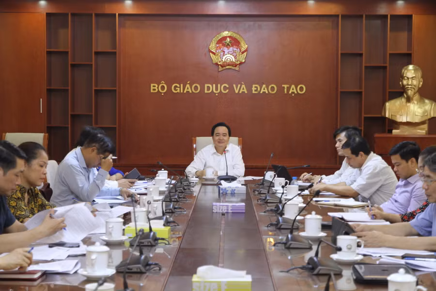 Bộ trưởng Phùng Xuân Nhạ làm việc với lãnh đạo các đơn vị chức năng của Bộ