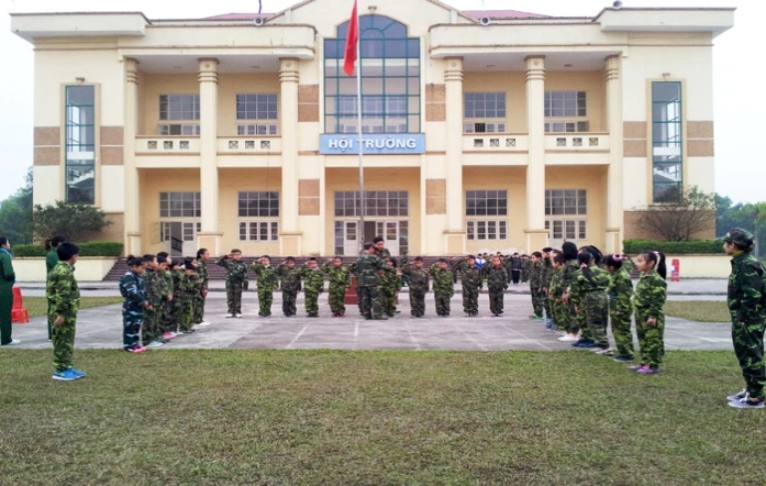 “Chúng em học làm chiến sỹ” - đong đầy những yêu thương!