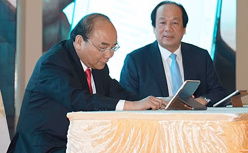 Thủ tướng dùng chữ ký số ký ban hành văn bản điện tử trên máy tính bảng. Ảnh: VGP.