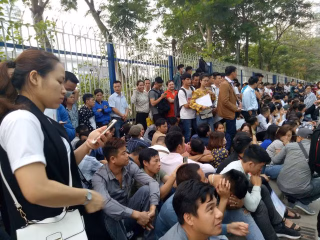 Vì sao hàng nghìn người “đổ xô” xếp hàng từ 3 giờ sáng làm visa Hàn Quốc? - 1