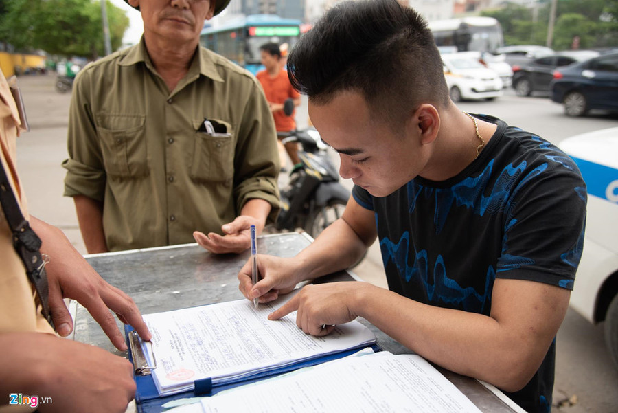 Các chủ phương tiện vi phạm phải ký vào biên bản xử lý. Theo Thượng úy Trần Ngọc Trung, Phó Đội trưởng Đội CSGT số 6, công tác xử lý còn gặp nhiều khó khăn do nhiều chủ phương tiện không phối hợp, có hiện tượng bỏ chạy, quay đầu khi nhìn thấy cảnh sát giao thông. Tai xe xe may bo chay khi bi CSGT tuyt coi o duong cao toc tren cao hinh anh 6