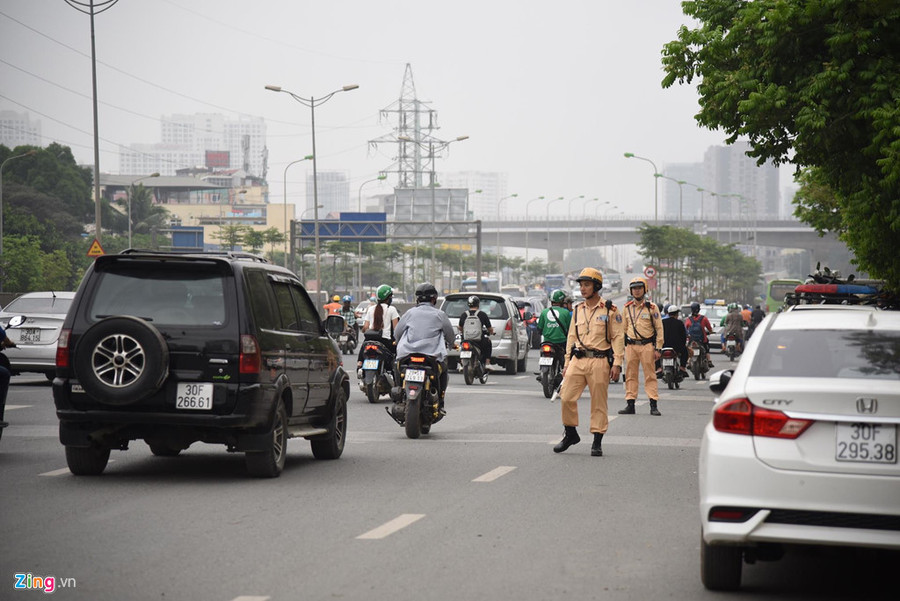 8h sáng, lực lượng cảnh sát của Đội CSGT số 6 Hà Nội ra quân làm việc, xử lý các vi phạm tại đường cao tốc trên cao, đoạn Phạm Hùng - Xuân Thủy. Tai xe xe may bo chay khi bi CSGT tuyt coi o duong cao toc tren cao hinh anh 1