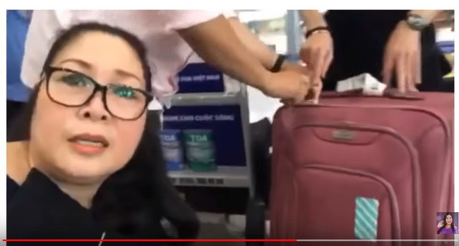 Điều bất ngờ trong chiếc vali của nghệ sĩ Anh Vũ được mang về nước ảnh 1 Giải trí - Clip: Điều bất ngờ trong chiếc vali của nghệ sĩ Anh Vũ được mang về nước