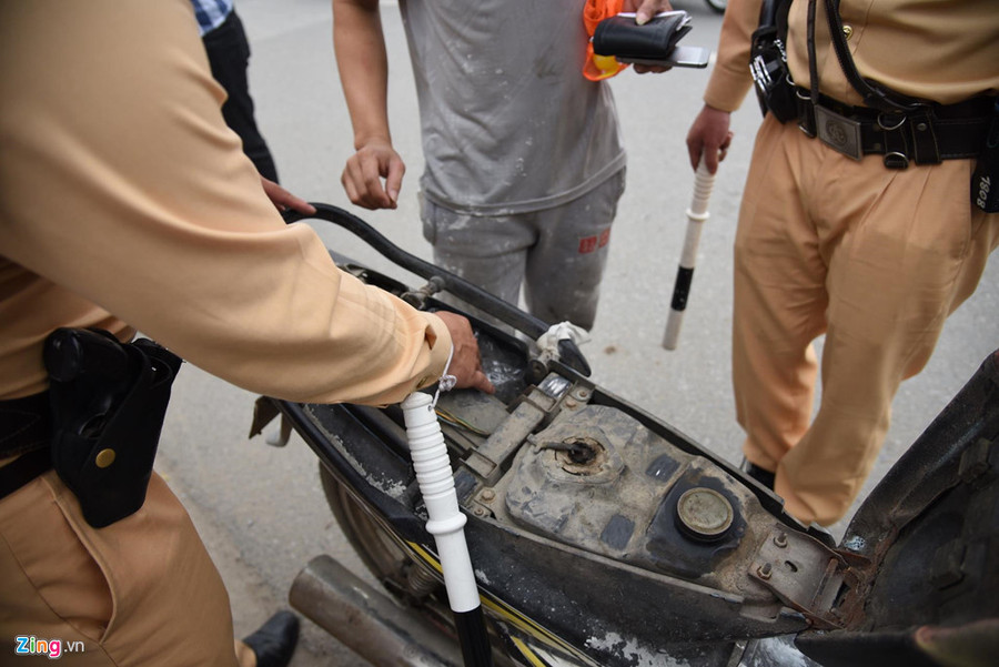 Do người vi phạm có dấu hiệu trốn tránh, bỏ chạy, Đội CSGT bắt buộc phải kiểm tra cốp xe và đồ cá nhân của người này, nhằm đảm bảo không có vi phạm về việc tàng trữ các chất kích thích. Rất may, nam thanh niên này chỉ bị xử phạt hành chính vi phạm luật giao thông đường bộ. Tai xe xe may bo chay khi bi CSGT tuyt coi o duong cao toc tren cao hinh anh 5