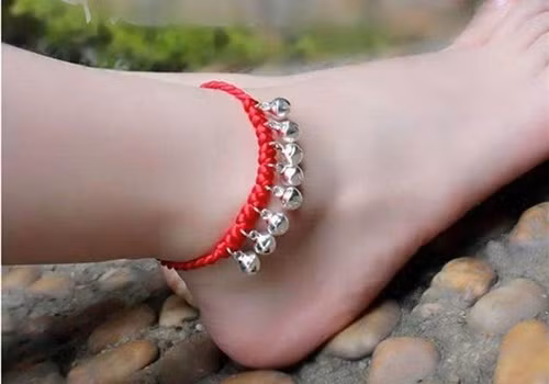 y nghia soi day do ma co gai trung hoa xua deo khi lam nghe nhay cam hinh anh 3