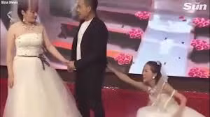 Tình cũ mặc váy cưới đến níu kéo, cô dâu chú rể "chết đứng" trên sân khấu 