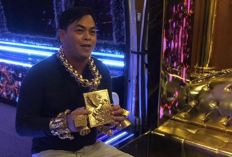 Đang khám xét nhà 