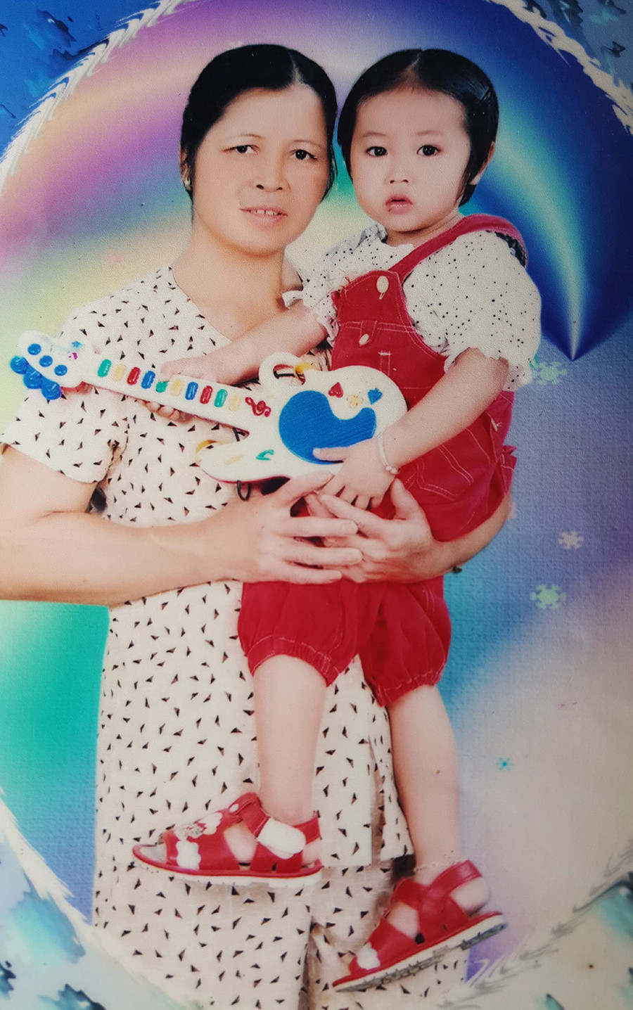 Cặp đôi đi xe sang bỏ con cho người mẹ nghèo nuôi suốt 16 năm ảnh 4