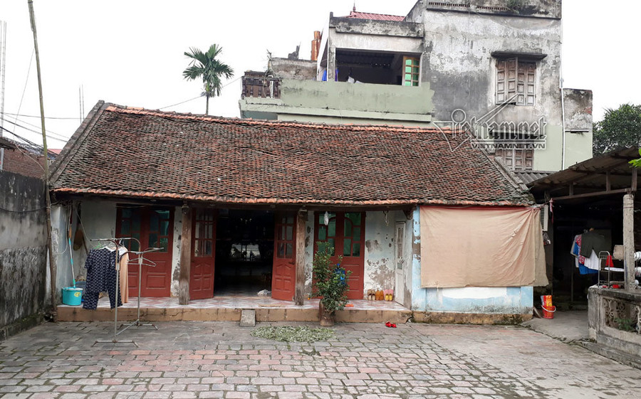 Cặp đôi đi xe sang bỏ con cho người mẹ nghèo nuôi suốt 16 năm ảnh 1