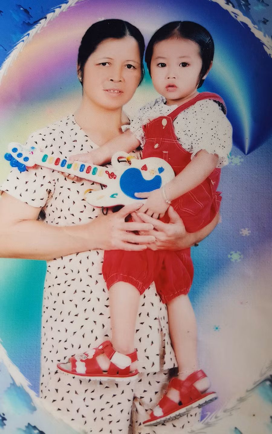 Cặp đôi đi xe sang bỏ con cho người mẹ nghèo nuôi suốt 16 năm ảnh 4