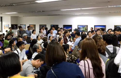 Đại sứ quán Hàn Quốc tại Hà Nội trong tình trạng quá tải vì lượng người đến xin visa tăng đột biến. Ảnh: Huy Dương.