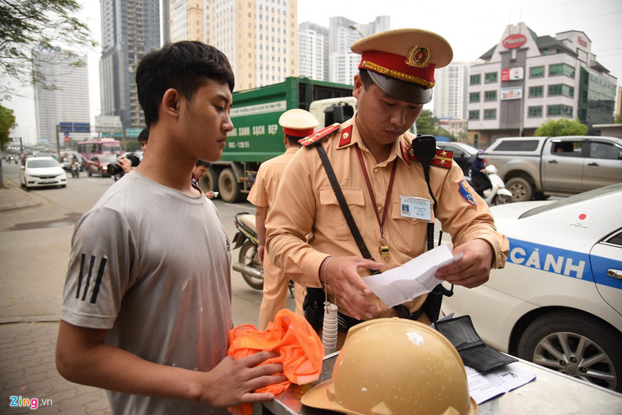 Nam thanh niên này đã bỏ chạy khi bị Đội CGST yêu cầu dừng xe, xử lý vi phạm. Cảnh sát đã nhanh chóng giữ lại người này, kiểm tra giấy tờ tùy thân và yêu cầu lập biên bản. Tai xe xe may bo chay khi bi CSGT tuyt coi o duong cao toc tren cao hinh anh 4