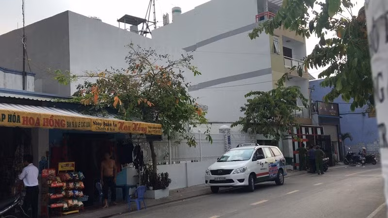 Đang khám xét nhà 