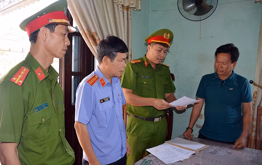 Tống đạt các quyết định đối với ông Lê Tự Trung 