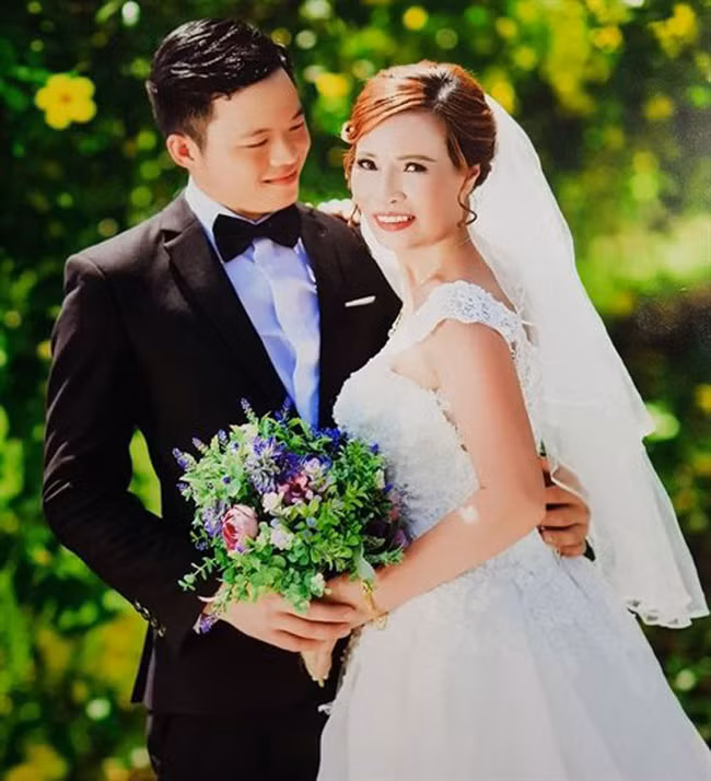 Chuyện lạ khó tin: Cô dâu Thu Sao 62 tuổi ở Cao Bằng tuyên bố đã mang thai cho chồng trẻ 26 tuổi - Ảnh 1.